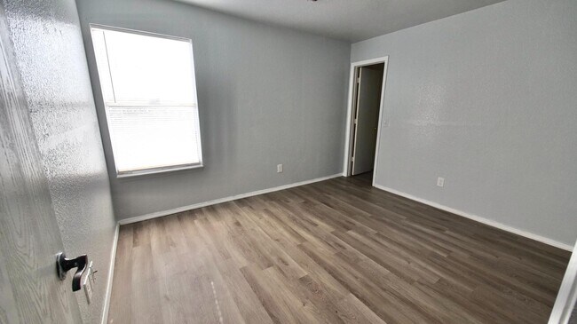 Building Photo - 1021 Periwinkle Dr