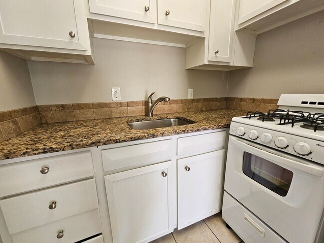 Building Photo - Sloans Lake/Highlands Adorable Large Effic...