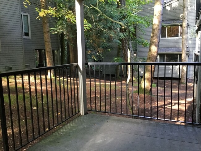 Building Photo - CUTE REDMOND CONDO NEAR MICROSOFT!