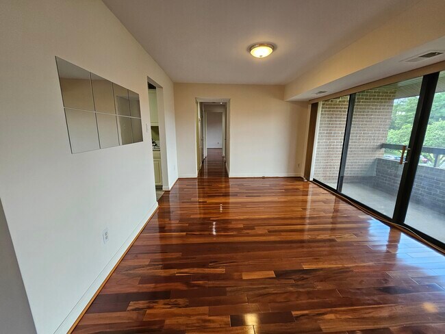 Building Photo - 11305 Commonwealth Dr