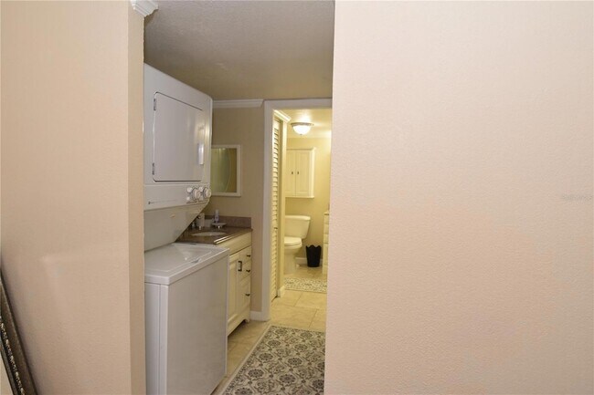 Building Photo - 3700 S Osprey Ave