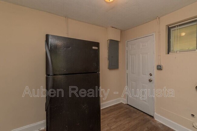 Building Photo - 2202 Roosevelt Dr