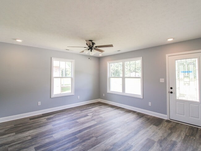 Building Photo - FREE RENT! Great Location close to Athens! MOVE IN Ready!