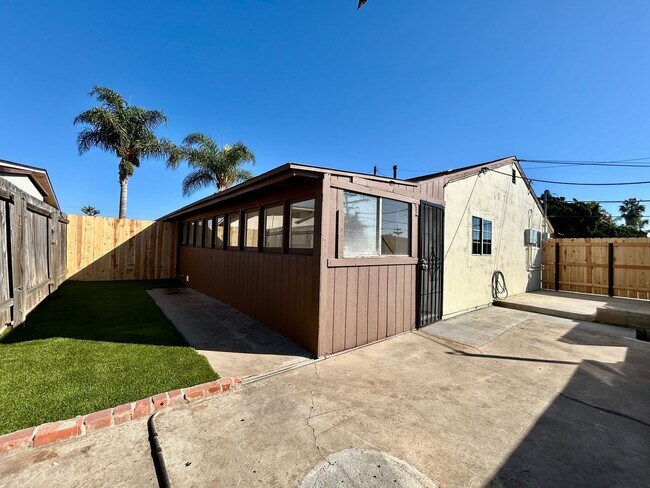 Building Photo - 2 bed 1 Bath with Garage in The Heart of Clairemont!