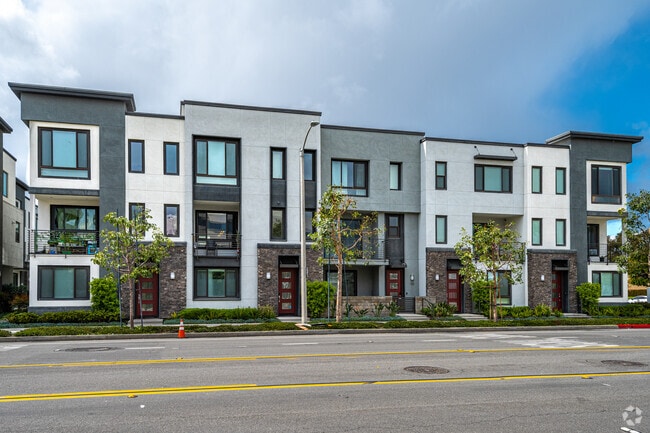 17821 Gillette Ave - Lux