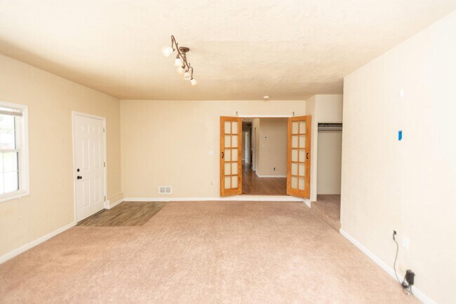 Building Photo - 307 N 3rd St