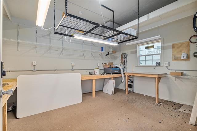 Building Photo - 931 W Cedar St