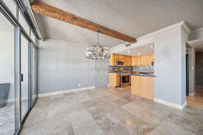 Building Photo - 410 W 7th St