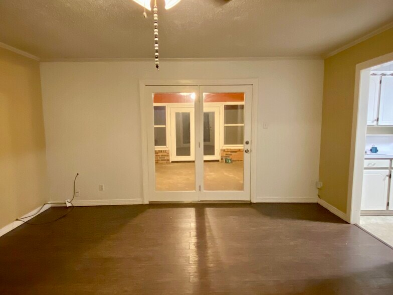 Building Photo - 613 NW Sandra Ln