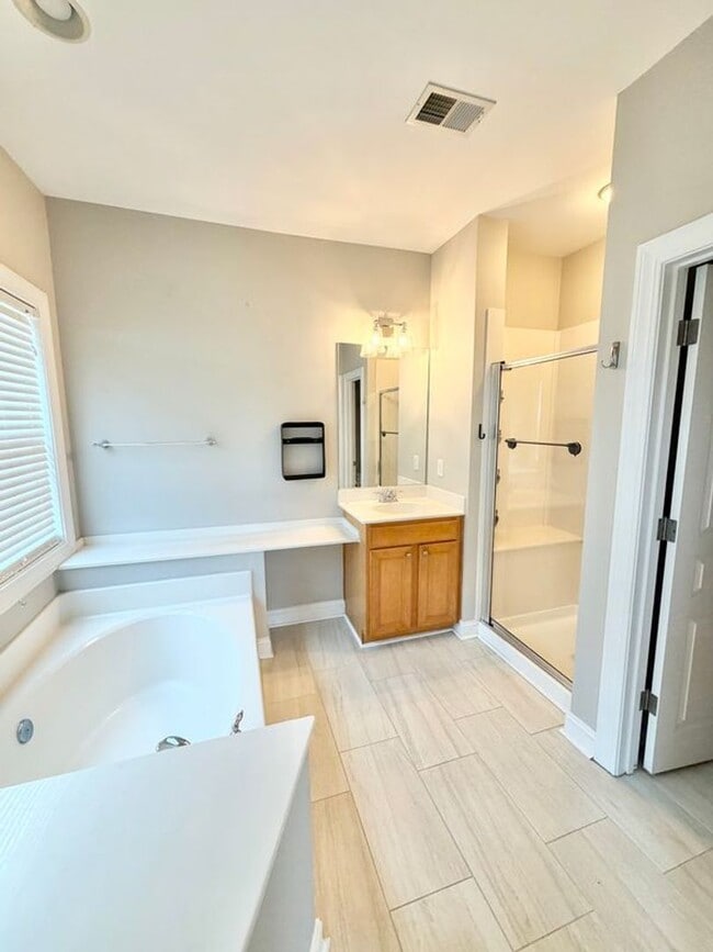 Building Photo - Comfort & Convenience: 3BR End-Unit Townhome in Pooler
