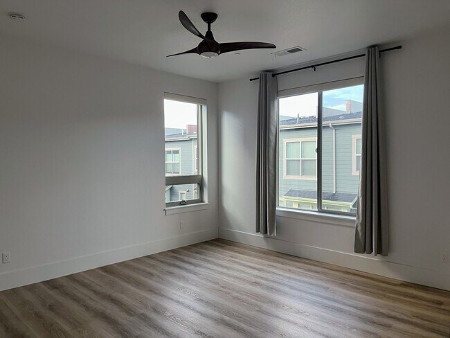 Building Photo - 525 Promenade Dr