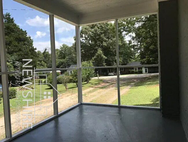 Building Photo - 11 Ridgeway Dr