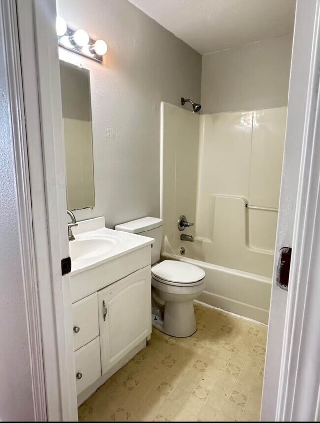 Building Photo - This 3 Bedroom Basement Duplex in Ozark is...