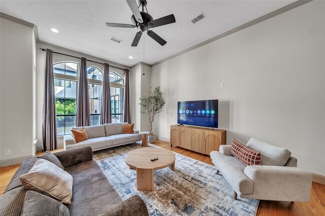 Building Photo - 2318 Camden Dr