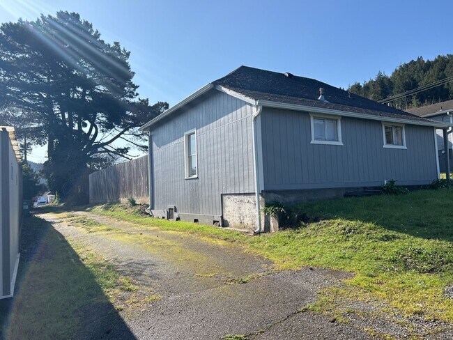 Building Photo - Pet-Friendly 2BD/1BA Home in Rio Dell!