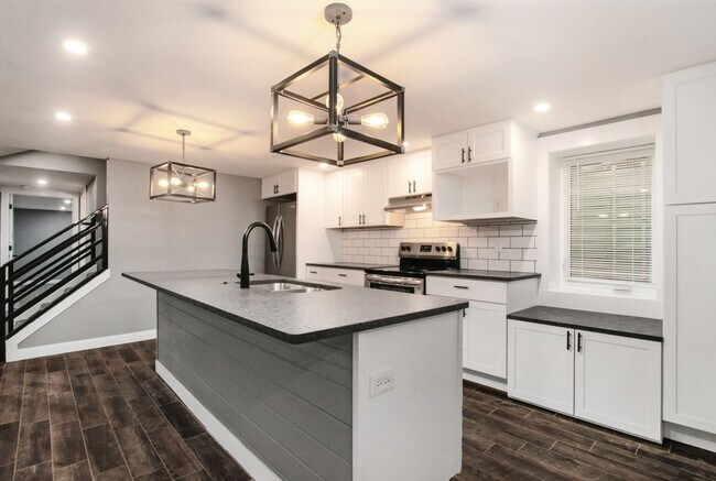 Building Photo - 1801 Elaine Dr