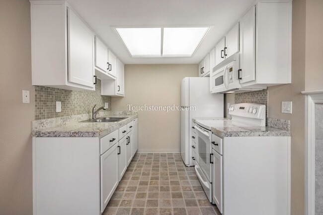 Building Photo - Updated 1BR, 1BA Condo in Murray Hill