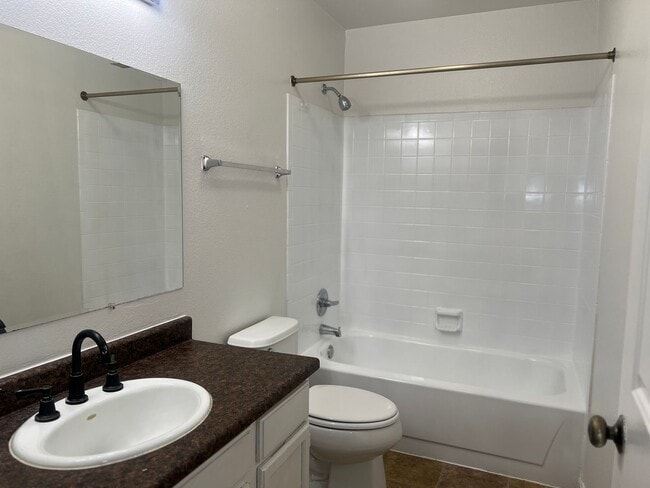 Building Photo - Spacious 3 Bed, 2 Full Bath Townhome near the Highline Canel!