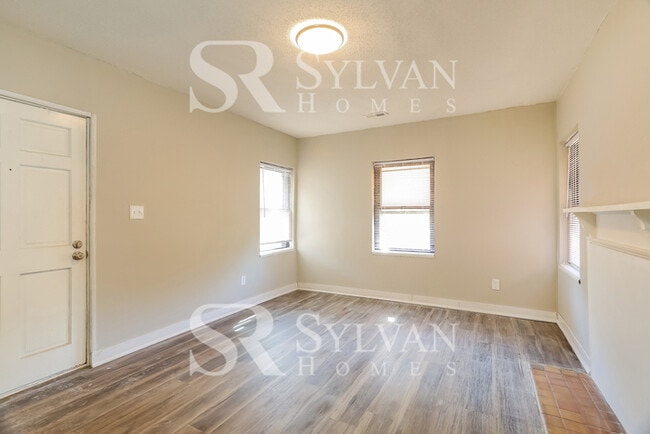 Building Photo - 3 BR, 2 BA home in Oakwood Estates