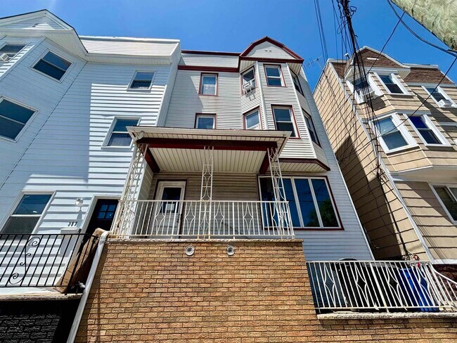 Building Photo - 357A Ave E