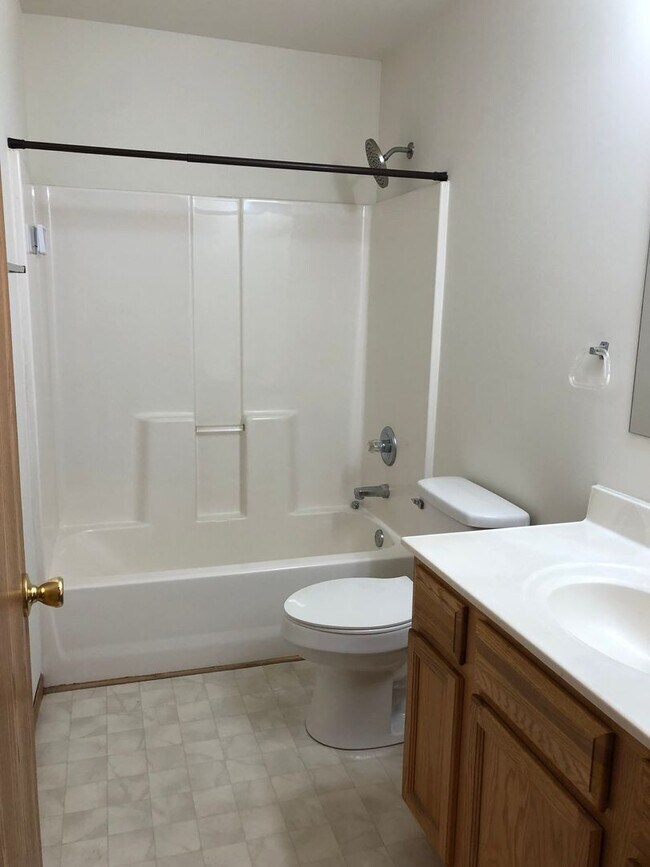 Building Photo - 415 Briden