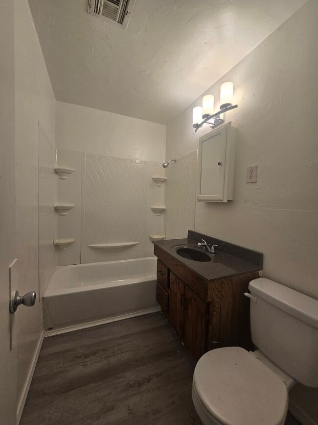 Building Photo - 3 Bed 1 Bath Home in Shawnee!