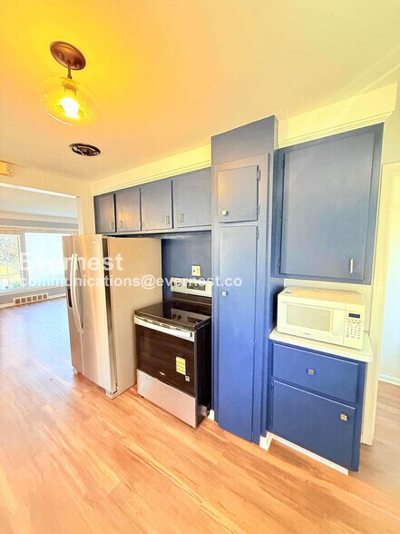 Building Photo - 165 W Baker Ave