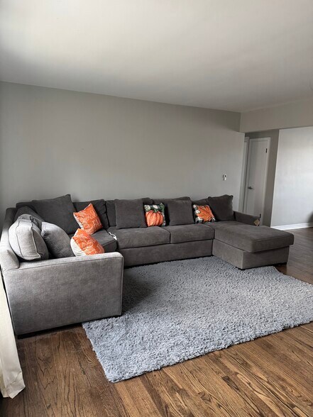 Building Photo - 1557 Monroe Ave