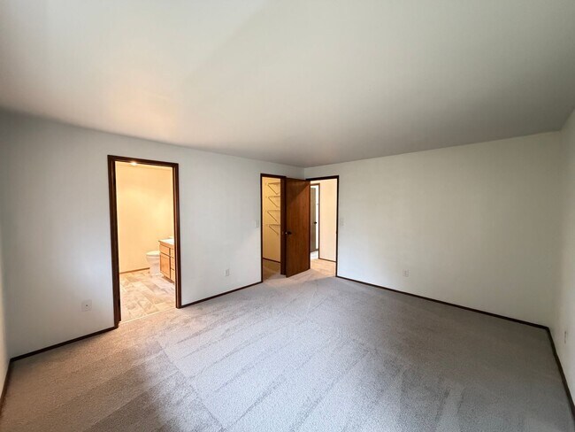 Building Photo - Saratoga Reach Beauty: Updated 4BR Home with Deck, Fireplace & Prime Mukilteo Location