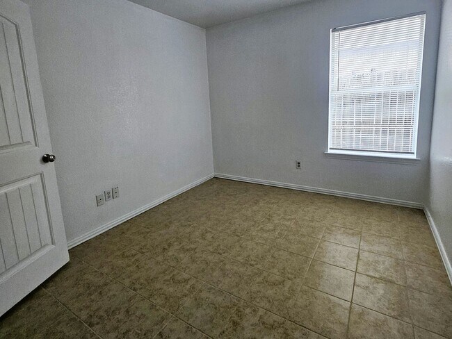 Building Photo - 3108 Lincoln Ave