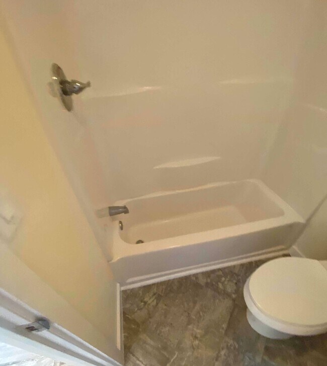 Building Photo - 424 W Gage Ave