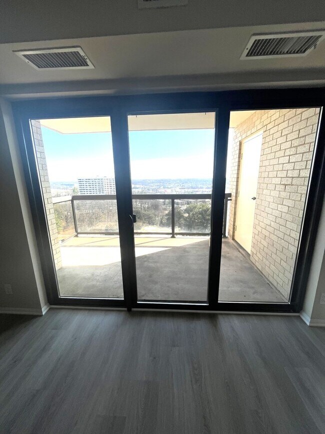 Building Photo - 203 Yoakum Pkwy