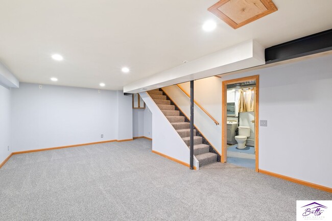 Building Photo - RENTAL PENDING