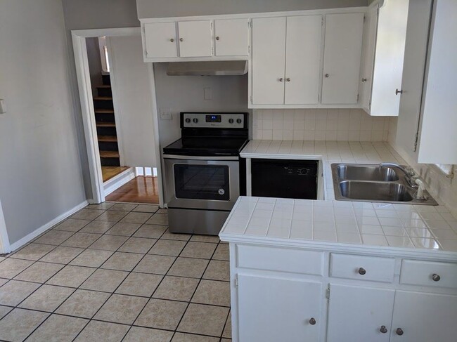 Building Photo - Spacious layout with loft style bedroom up...