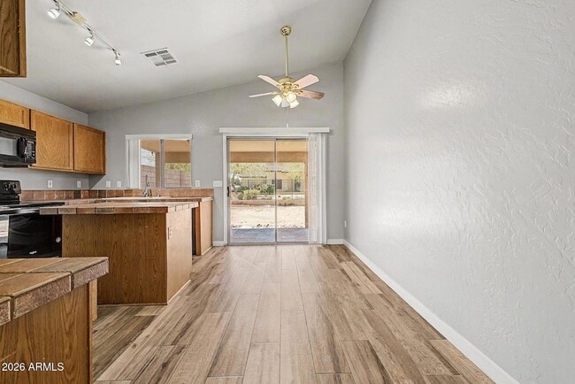Building Photo - 905 E Potter Dr