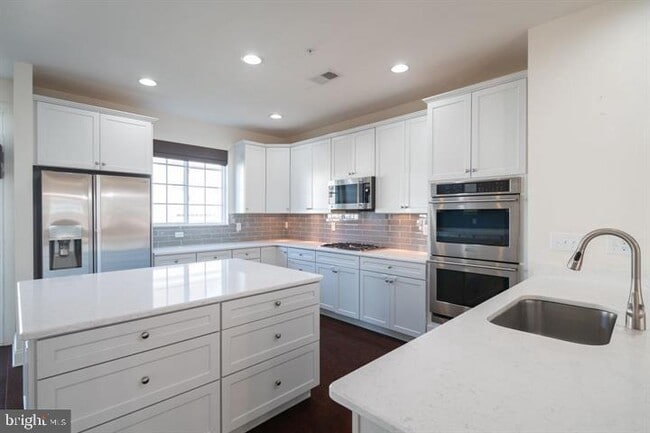 Building Photo - 27127 Hickory Ln