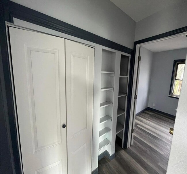 Building Photo - Cute 2 bedroom located on Detroit's East side.