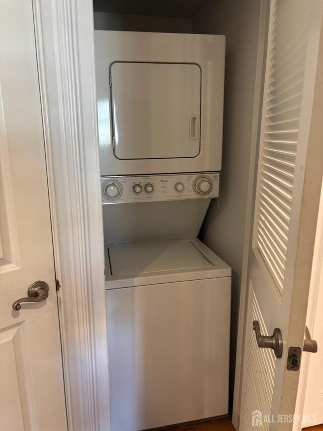 Building Photo - 112 N Broadway