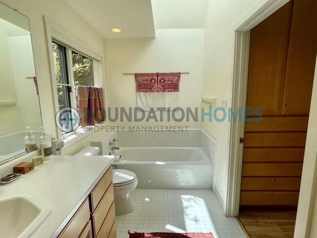 Building Photo - Beautiful Ross Cottage - Views - Pool - FOUNDATION