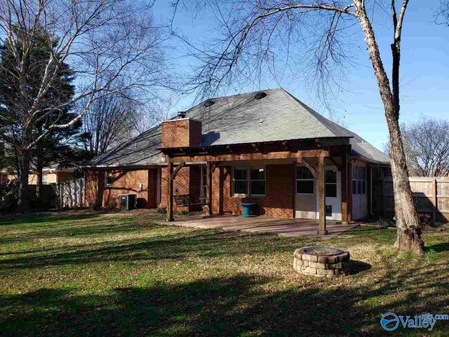 Building Photo - 1100 Leeward Dr SE