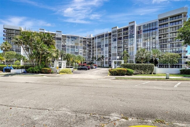 Building Photo - 1000 Parkview Dr