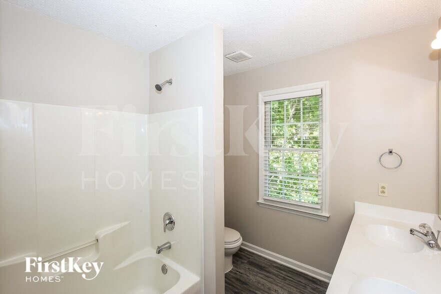 Building Photo - 10400 Hellebore Rd