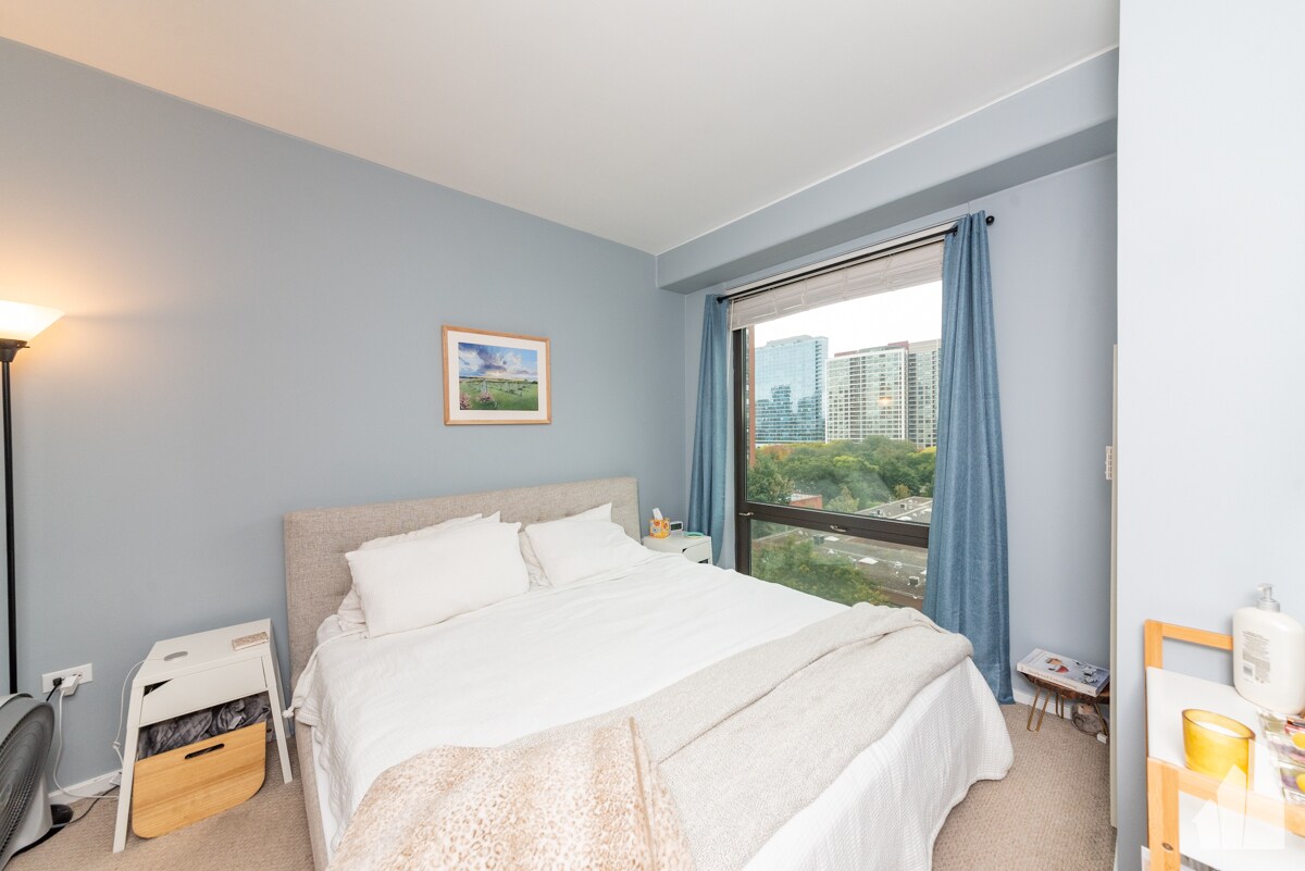 Building Photo - 1 E 8th St