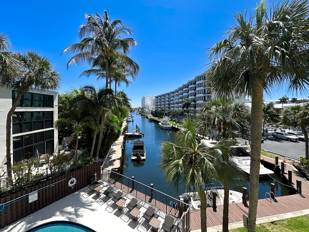 Building Photo - 4800 Bayview Dr