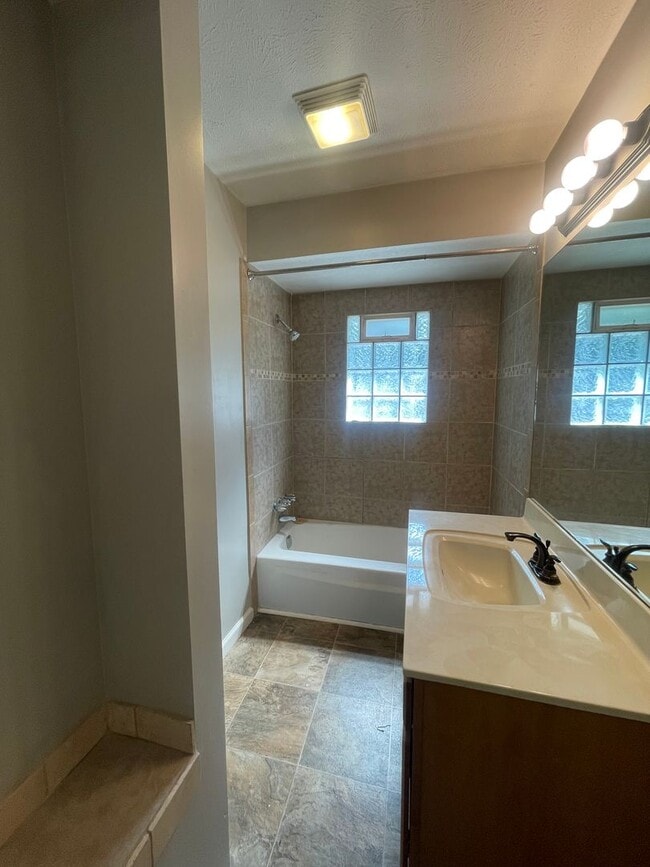 Building Photo - Two Bedroom Duplex on SE Side of Grand Rap...