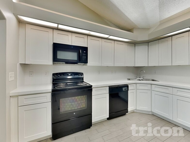 Building Photo - 1885 Ontario Ct