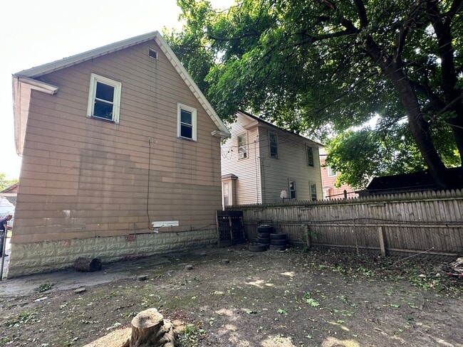 Building Photo - NICE 3 BEDROOMS WITH FULL BATH MOVE-IN READY!