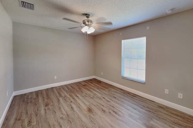 Building Photo - 7961 N Primrose Dr