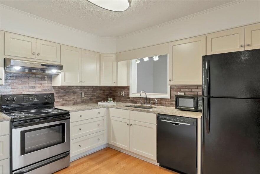 Kitchen with great appliances - 10 Pinehurst Manor Dr