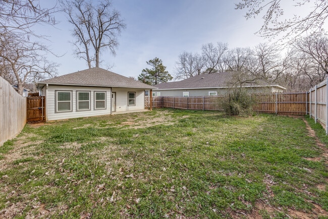 Building Photo - 924 W Collins St